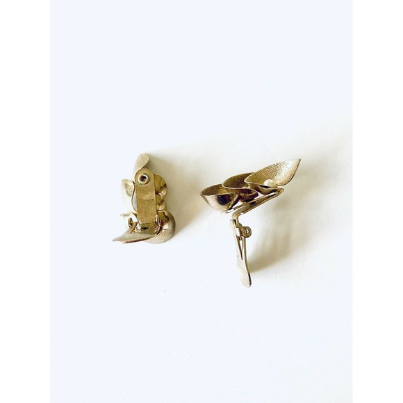 VTG Flower 2D Gold Tone Clip On Earrings - Picture 8 of 9